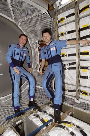 ISS에 도킹된 상태에서 쥘 베른 안에 있는 우주 비행사 세르게이 볼코프와 올레그 코노넨코.