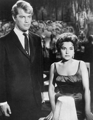 서프사이드 6 세트장에서 도나휴와 시에라