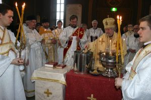 핀란드 정교회의 우스펜스키 대성당 (헬싱키)에서의 성수 의식. 주교가 십자가를 물에 넣어 십자가를 긋고 물을 성수하고 있다. 주교의 앞쪽 좌우(사진 앞쪽 좌우)에는 디키리와 트리키리를 든 부제가 서 있다. 또한, 사제·부제가 주교를 둘러싸고 있다.