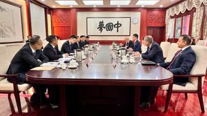 WIPO 사무총장 다렌 탕이 2024년 9월 리수레이(왼쪽에서 네 번째)와 만나는 모습
