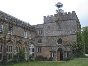 챕터 하우스는 1539년에 폐쇄되어 컨트리 하우스로 개조된 시토 수도원인 포드 수도원의 일부이다.