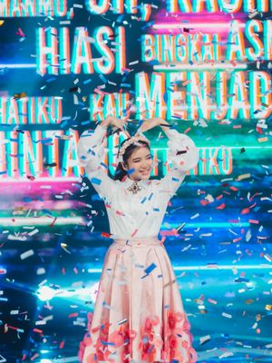 인도네시안 아이돌 결승전에서 Gemintang Hatiku를 부르는 티아라 안디니