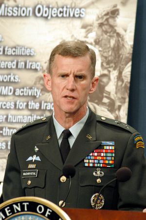 2003년 4월 펜타곤에서 이라크 전쟁에 대한 브리핑을 하는 매크리스털