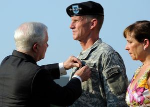 로버트 게이츠가 2010년 7월 23일 퇴임식에서 맥크리스털에게 국방부 공로 훈장을 수여하고 있다