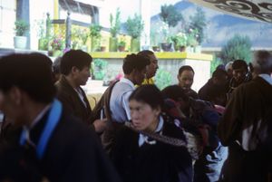 1987년 8월, 제10대 판첸 라마가 티베트를 방문했고, 수천 명의 티베트인들이 축복을 받기 위해 며칠 동안 줄을 섰다.