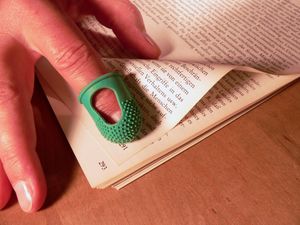 골무를 사용하여 페이지를 넘기는 모습