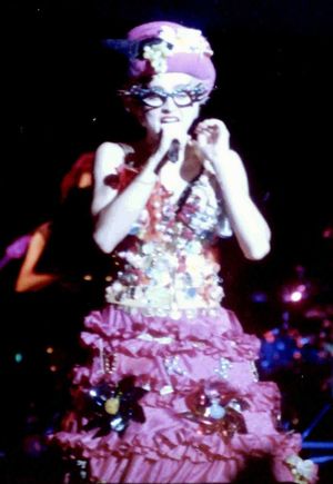 1987년 후즈 댓 걸 월드 투어 중 "과장된" 의상을 입은 마돈나