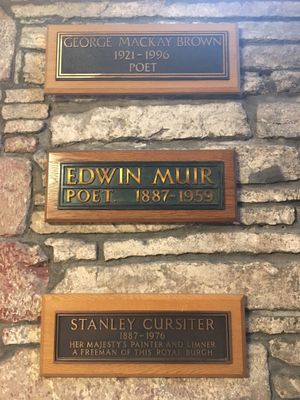 오크니 커크월 대성당의 에드윈 뮤어 기념비