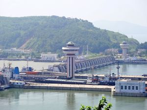 개방된 상태의 갑문 위 스윙 브리지 모습