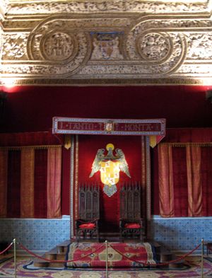 정면의 가톨릭 군주의 좌우명과 함께 왕좌의 방 조망