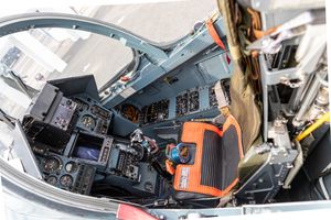 미라주 2000의 조종석(미라주 2000C 또는 미라주 2000B의 앞좌석). 중앙 하단의 레이더 디스플레이를 제외하면 아날로그 계기가 배치되어 있다.