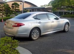 미쓰비시 디그니티 후측면