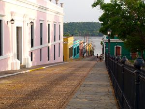 시의 역사 지구에 있는 식민지 시대 거리