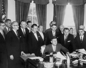 케네디 대통령이 미국 여행 서비스 창설 법안에 서명할 때 빌링스(왼쪽에서 두 번째)의 모습