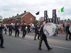 바비 샌즈에게 영감을 받은 Éire Nua 플루트 밴드가 1916년 부활절 봉기 91주년을 기념하고 있다.