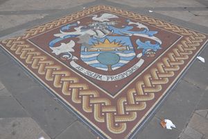 스테인스 하이 스트리트에 있는 스펠손 문장 모자이크