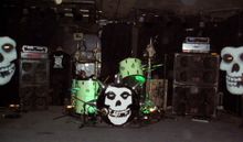 밴드의 심볼 해골 "Crimson Ghost"