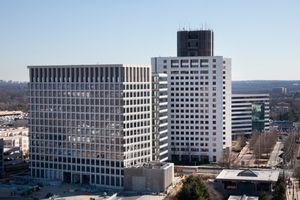 NRC의 노스 베세다(North Bethesda) 캠퍼스를 구성하는 3개의 건물, 오른쪽 하단에 노스 베세다 역이 보인다