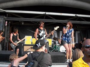 2010년 7월 노스캐롤라이나주 샬럿에서 열린 워프드 투어에서 공연하는 헤이 먼데이