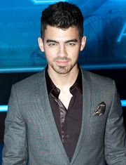 조 조나스(Joe Jonas)는 형제 닉(Nick) 및 케빈(Kevin)와 함께 "We Are the World 25 for Haiti"에 참여했다.