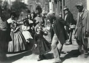 셜리 템플과 빌 로빈슨이 거리 춤을 추고 있다