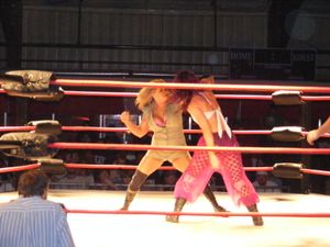 ODB가 Roxxi와 레슬링을 하고 있다.