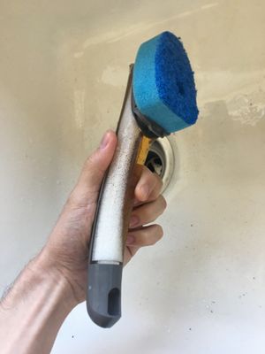 손으로 식기를 세척하기 위한 현대적인 도구인 식기 세척용 막대. 끝에 달린 스펀지를 통해 세제가 나온다.