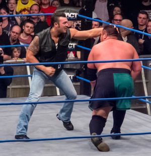 사모아 조를 공격하는 에이스 앤 에이트 멤버로서의 비쇼프.