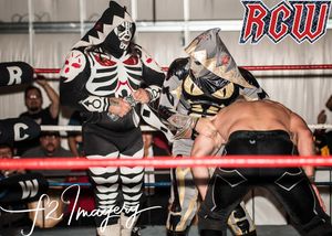 타피아가 아들, 엘 히호 데 라 파크와 함께 작업하고 있다.