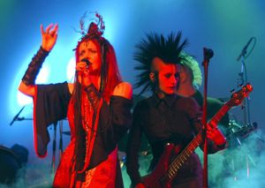 Faith and the Muse (Christ vs. Warhol 및 Scarlet's Remains의 Monica Richards와 Marzia Rangel)