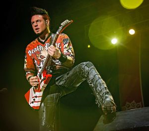 2009년 기타리스트 대럴 로버츠를 대신한 제이슨 후크