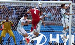 세르히오 로메로 (맨 왼쪽, 이란전 촬영)는 승부차기에서 네덜란드 주자 두 명의 슛을 막았다.