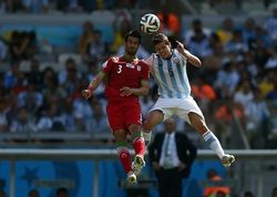 공중에 뜬 공을 경합하는 이란의 에흐산 하지사피와 아르헨티나의 페르난도 가고