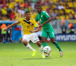 알렉산데르 메히아와 살로몽 칼루의 공 경합