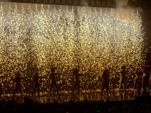 비욘세가 프랑스 댄스 듀오 레스 트윈스(Les Twins) 및 백댄서들과 함께 "End of Time"을 공연하며 무대에서 불꽃놀이를 선보이고 있다.