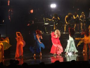 비욘세와 여성 댄서들이 콘서트에서 "Freakum Dress"를 공연하고 있다. 이 노래의 공연을 위해 그들은 서로 다른 색상의 긴 드레스를 입었다.