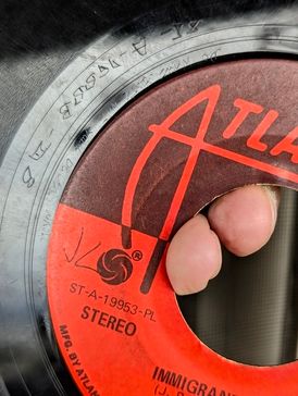 싱글 음반 Immigrant Song의 세부 사항으로, "네 뜻대로 하라, 이것이 율법의 전부이다."라는 비밀스러운 문구가 새겨져 있다.