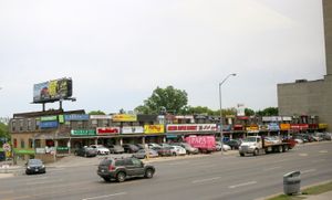 노스욕의 이란 요리를 제공하는 상점들. 노스욕은 토론토에서 가장 큰 서아시아 인구를 가지고 있다.