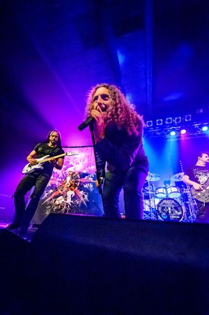 2016년 앙그라와 함께 공연하는 파비오 리오네