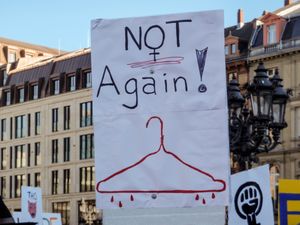 2017 여성 행진 중 철사 옷걸이가 있는 낙태 포스터, 프랑크푸르트, 2017년