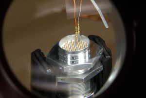 핀 납땜 과정의 클로즈업