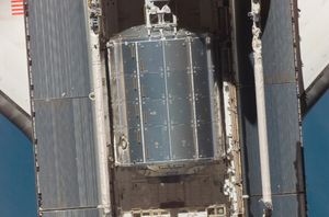 원정 16(Expedition 16) 승무원이 비행 3일째 도킹 전 애틀랜티스(Atlantis)를 촬영한 사진으로, 우주 정거장에서 자세히 촬영한 콜럼버스(Columbus) 모듈의 모습이다.