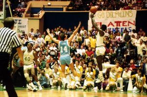 1985년 콜리시엄에서 열린 잭슨빌 돌핀스와 노스캐롤라이나 타힐스 남자 농구 팀의 경기