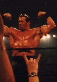 1998년 나이트로 녹화 중 포즈를 취하는 백웰