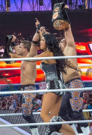 프리모 (왼쪽)와 로사 멘데스와 함께한 에피코 레슬매니아 XXVIII