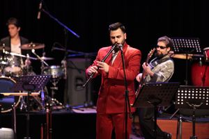 카발을 연주하는 터키의 카발 연주자 바투한 아이딘