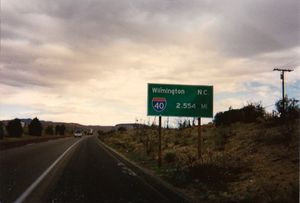 시점인 바스토에 설치된, 종점인 노스캐롤라이나주 윌밍턴까지의 거리가 표시된 40번 고속도로 표지판