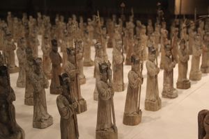 명나라 태자 주탄의 묘에서 출토된 극(戟)을 운반하는 도기 조각상. 홍무제의 열 번째 아들