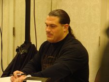 테리 제린(2007년 사진), 링네임 "라이노"로 더 잘 알려진 그는 2005년 바운드 포 글로리에서 몬스터 볼 매치에서 승리하여 제프 제럿을 꺾고 NWA 월드 헤비웨이트 챔피언십을 획득했다.