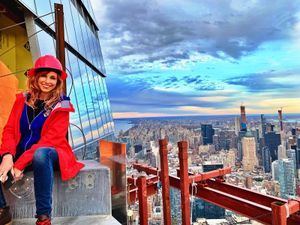 캐리 바이런이 맨해튼 허드슨 야드에서 Crash Test World 촬영 중